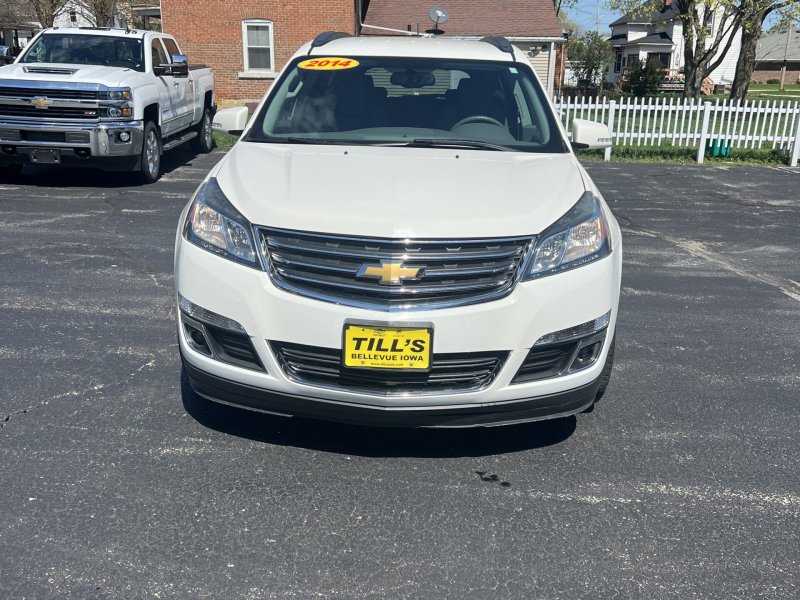 Used 2014 Chevrolet Traverse 2LT with VIN 1GNKVHKD1EJ181983 for sale in Bellevue, IA